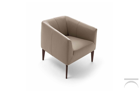 Poltrona moderna imbottita da camera da letto con piedini in legno