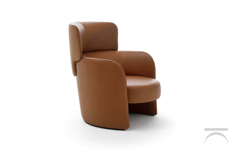 Poltrona in pelle di design con schienale alto, poggiatesta e braccioli