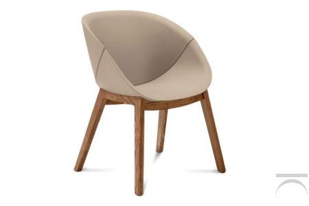 Poltroncina imbottita da soggiorno con gambe in legno