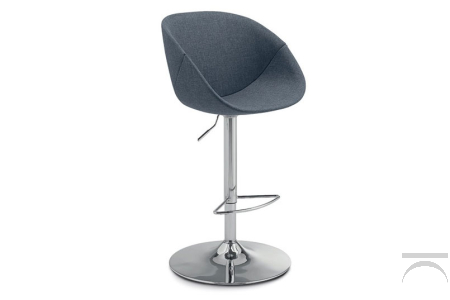Sgabello design con poggiapiedi regolabile in altezza