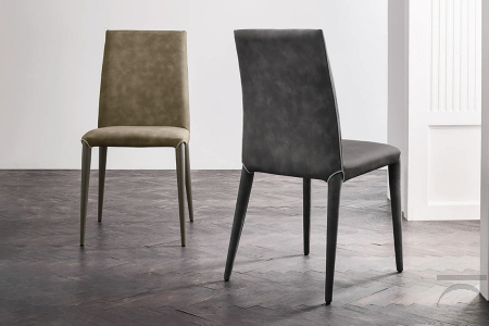 Sedia disponibile anche con gambe rivestite