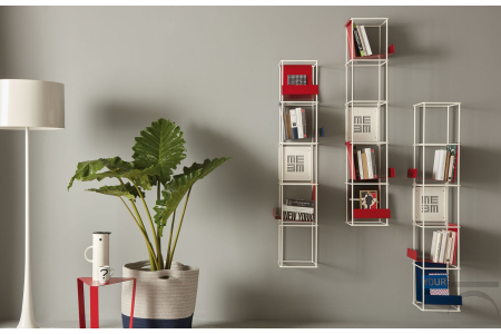 Libreria in metallo verticale sospesa a muro