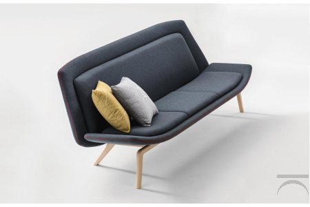Divanetto 3 posti per sala attesa di design imbottito con gambe in legno