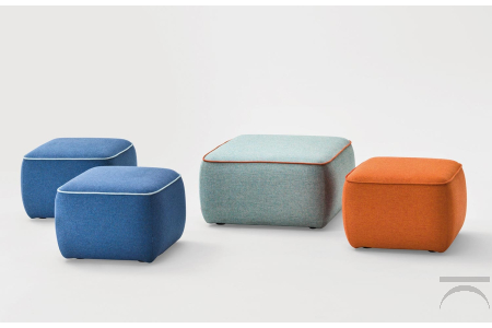 Pouf moderno quadrato colorato con cucitura bordino in contrasto