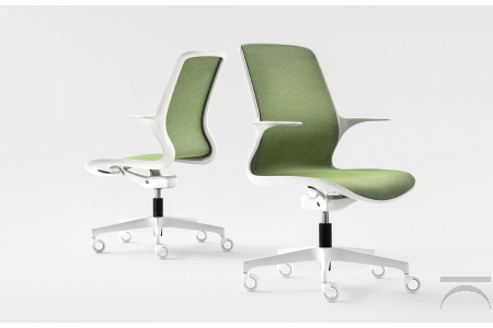 Poltrona ufficio di design bianca con braccioli incorporati e ruote