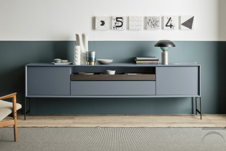 Credenza di design da soggiorno con piedini alti e con vassoio estraibile