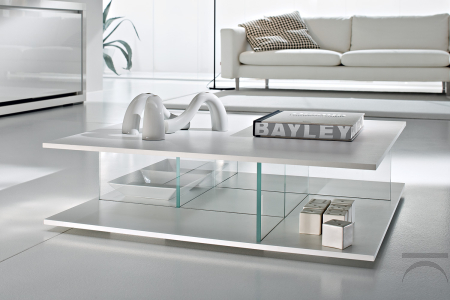 Mesa de centro baja cuadrada de diseño lacada en blanco mate con mamparas de cristal