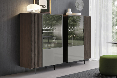 Madia alta di design con anta in impiallacciato noce dark kannetè e anta in vetro riflettente