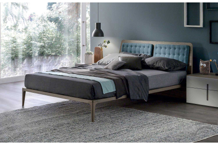 Letto di design matrimoniale in legno con cuscini testiera capitonnè