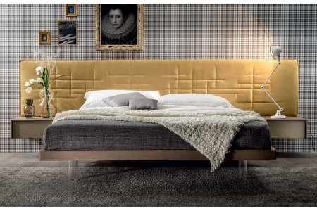 Sommier con piedini alti trasparenti di design con testiera larga decorata con cuciture