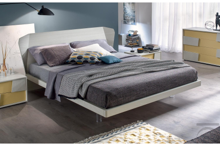 Letto matrimoniale in legno con giroletto sottile e piedini alti trasparenti