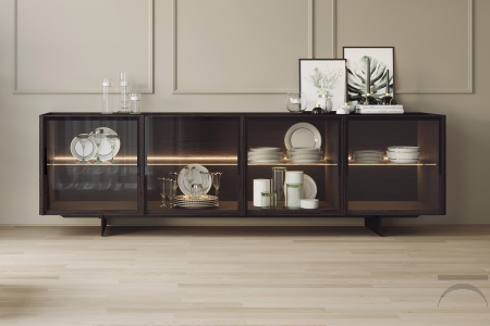 Credenza bassa elegante in legno noce dark con ante in vetro trasparente e ripiani in cristallo illuminati
