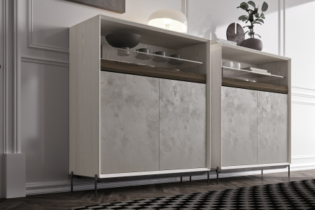 Madia alta di design da soggiorno con struttura in impiallacciato frassino e ante in spatolato con vassoio estraibile in noce