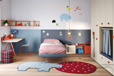 Cameretta con letto singolo e armadio a spalle.