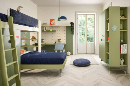 Moderno juego de dormitorio con litera, con varios estantes y compartimentos abiertos 

