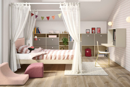 Pequeña habitación con cama individual y escritorio colgante