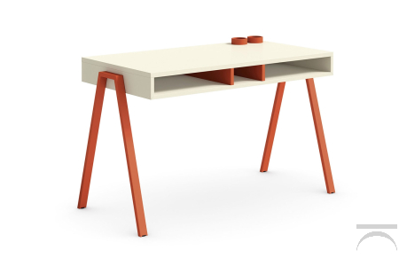Modern children&#39;s desk with pen holder