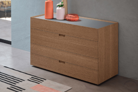 Modern dresser with 4 drawers with beaded handle