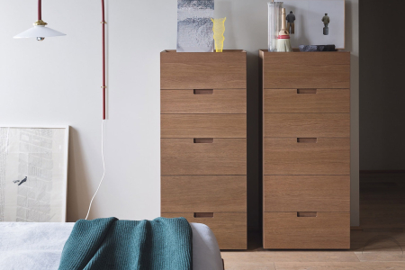 Settimino di design in legno rovere con maniglia incassata e vassoio superiore