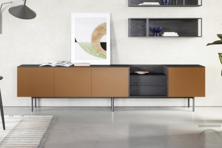 Credenza bassa di design con ante laccate opaco e cassetti in legno impiallacciato