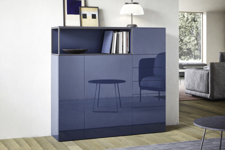 Credenza alta di design con ante e cassetti in laccato lucido