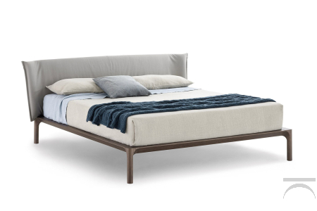 Letto di design matrimoniale con testiera imbottita curvata e giroletto in legno massello