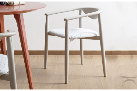 Sedia design legno colorato con braccioli