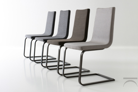 Sedia imbottita di design con gambe a slitta e schienale alto