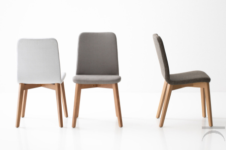 Poltroncina di design imbottita con gambe in legno rovere