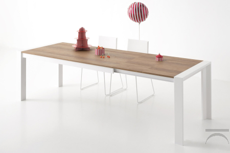 Tavolo allungabile di design da soggiorno con gambe bianche e piano in laminato rovere cotto