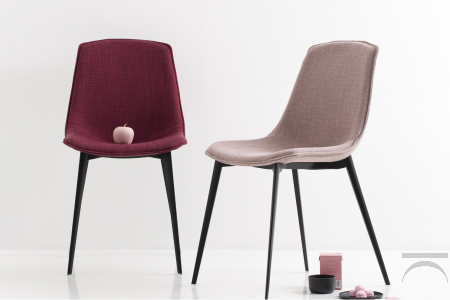 Sedia imbottita moderna in tessuto con gambe in metallo