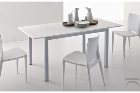 Tavolo allungabile da cucina economico con piano piano con gambe in metallo