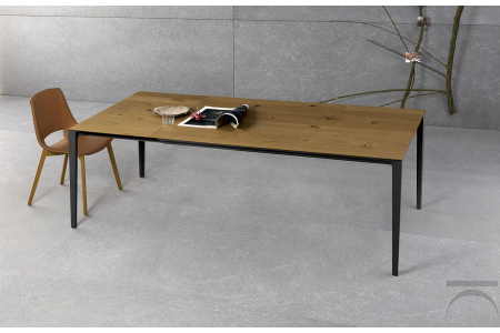 Tavolo moderno allungabile in impiallacciato rovere cotto con gambe in alluminio nero