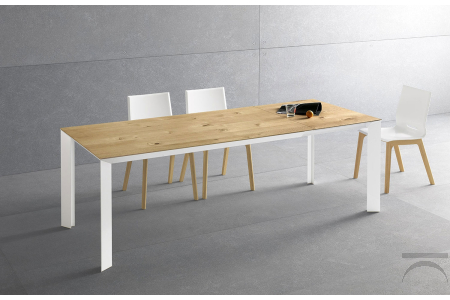 Tavolo allungabile moderno con piano in legno rovere naturale e gambe bianche