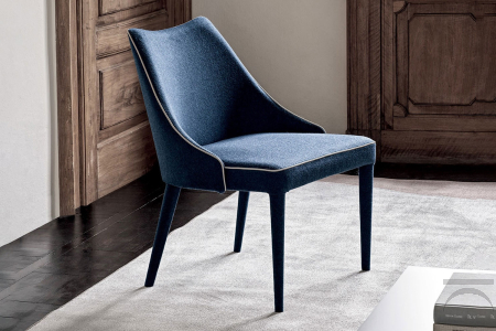 Poltrona imbottita di design in tessuto pure virgin wool blu navy con bordino in contrasto