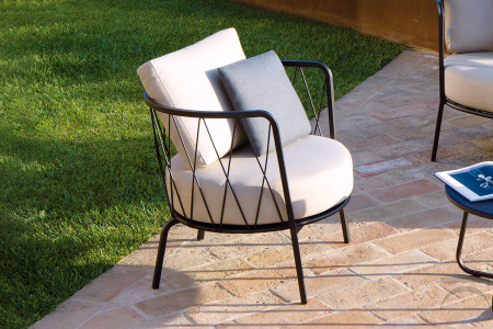 Poltrona design da esterno con cuscini imbottiti