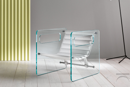 Poltrona moderna ed elegante con struttura in vetro temperato, grazie al particolare design le aperture possono fungere da braccioli. La seduta in pelle può essere regolata.