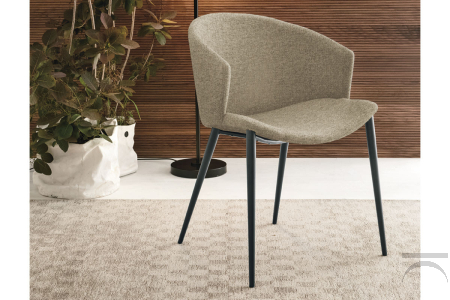 Poltroncina di design da soggiorno con schienale avvolgente imbottito