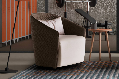 Poltroncina comoda e accogliente con rivestimento in tessuto modello Dada