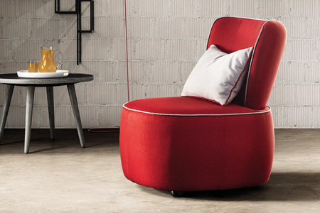 Poltroncina in tessuto  con schienale imbottito