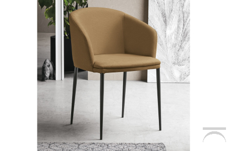 Poltroncina moderna elegante con schienale curvo per tavolo soggiorno
