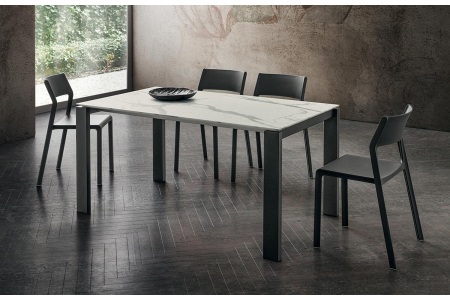 Tavolo design allungabile in gres porcellanato bianco statuario con gambe antracite