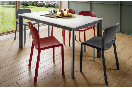 Tavolo di design con piano in vetro bianco opaco e gambe in metallo antracite