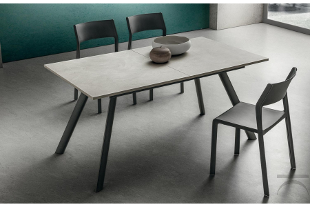 Tavolo design allungabile in HPL cimitan ash con gambe in alluminio antracite