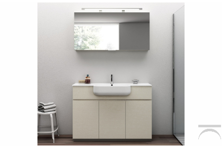 Bagno con monoblocco a terra e con specchiera e lampada