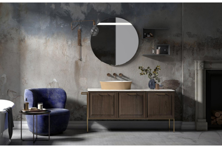 Arredo bagno in legno con gambe in ottone, specchiera rotonda e lavabo soprapiano