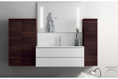 Bagno sospeso con capienti colonne e comodo lavabo 