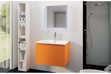 Bagno sospeso di design con specchiera retroilluminata