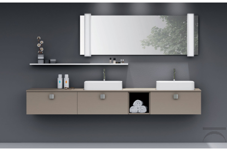 Bagno sospeso con due lavabi in ceramica