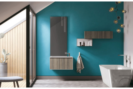 Arredo bagno di design con specchio alto rubinetto laterale e pensili moderni